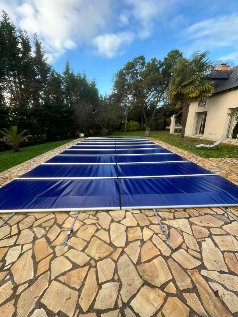 COUVERTURE A BARRES BLEUE NUIT